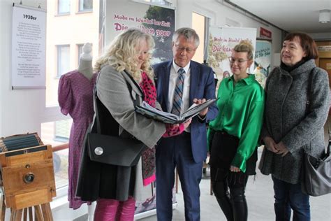 Ausstellung präsentiert Mode aus 100 Jahren im Foyer des Landratsamtes