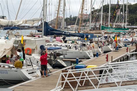 Los Yates Amarraron En El Puerto De Funchal Isla De Madeira Imagen De