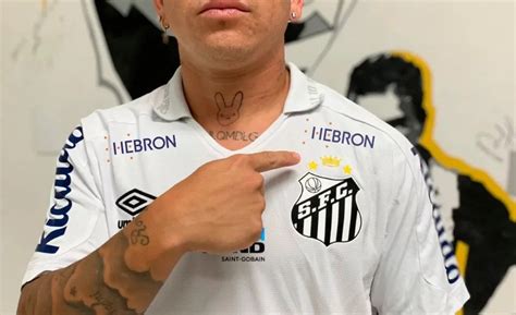 Em Homenagem Ao Rei Pel Santos Divulga Uniforme Coroa No Escudo