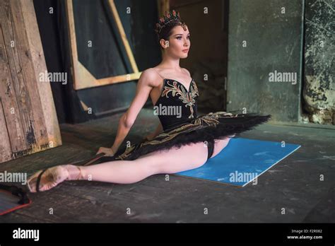 Ballet Dancers Backstage Hi Res Stock Photography And Images Alamy