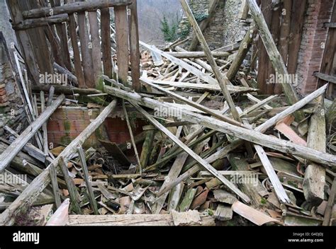 Tablones De Madera Y Los Escombros Y Las Ruinas De La Casa