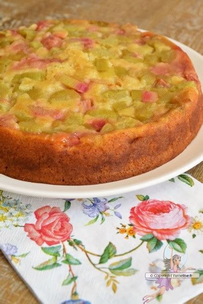 Gâteau à la rhubarbe moelleux renversé