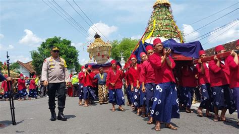 Grebeg Syawal Kraton Yogyakarta 7 Gunungan Dibagikan Ke Warga