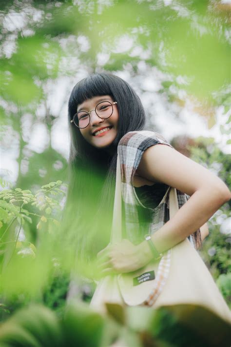Foto Zum Thema Eine Frau Mit Brille Und Tasche Kostenloses Bild Zu Hồ