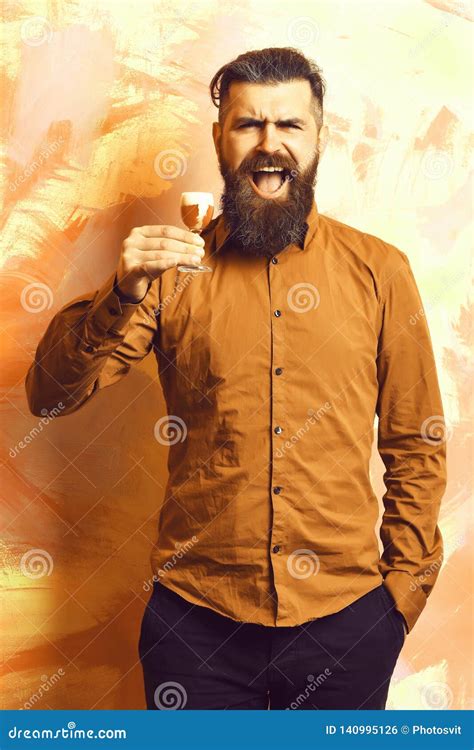 Homem Farpado Barba Longa Moderno Feliz De Sorriso Do Caucasian Brutal