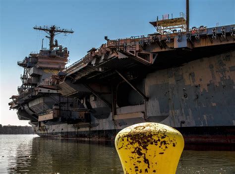 USS John F. Kennedy (CV-67) rusts in Philly [OC] (3982 X 2953) : r ...