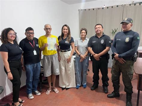 Mulher trans interna da penitenciária de Santarém PA recebe certidão