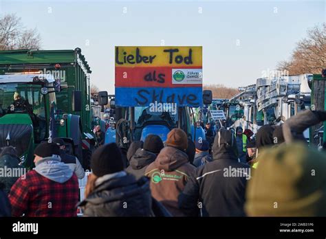 Bauern Protestieren Am Vor Dem Brandenburger Tor In Berlin