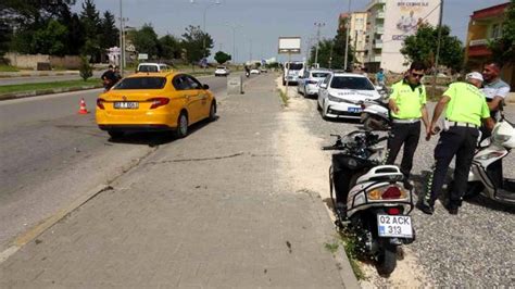 Motosiklet yol kenarında duran otomobile çarptı 1 ağır yaralı