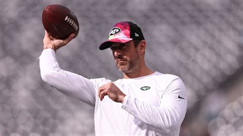 Aaron Rodgers Throws On Jets Field During Pregame Warm Ups Just Weeks