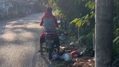 Viral Pria Pungut Lagi Sampah Yang Ia Buang Sembarangan Perekam