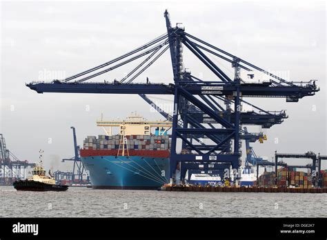 Maersk Container Ship Hi Res Stock Photography And Images Alamy