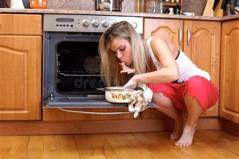 Mulher Que Cozinha O Jantar Imagem De Stock Imagem De Mulher Caf