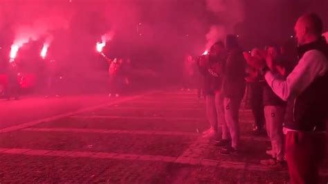 Navijači Zvezde bakljadom ispratili košarkaše na derbi VIDEO NOVA portal