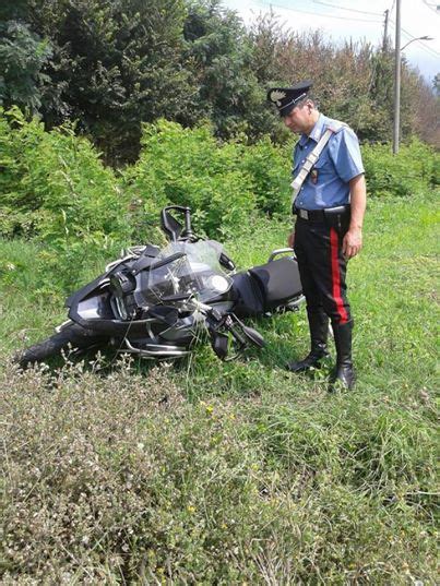 Incidente Fra Auto E Moto Ad Amorosi Automobilista Scappa Senza