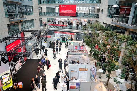 Immobilientag Besucher In Der Sparkassen Glashalle