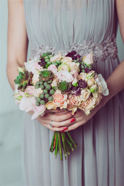 Bruidsmeisje Die Een Boeket Van Bloemen Houden Stock Afbeelding Image