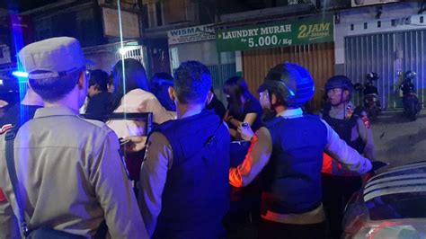 Asyik Bermesraan Di Kamar Kos 16 Pasangan Mesum Panik Saat Digerebek