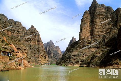 CHINA, GANSU PROVINCE, NEAR LANSHOU, YELLOW RIVER, VIEW OF BILINGSI ...