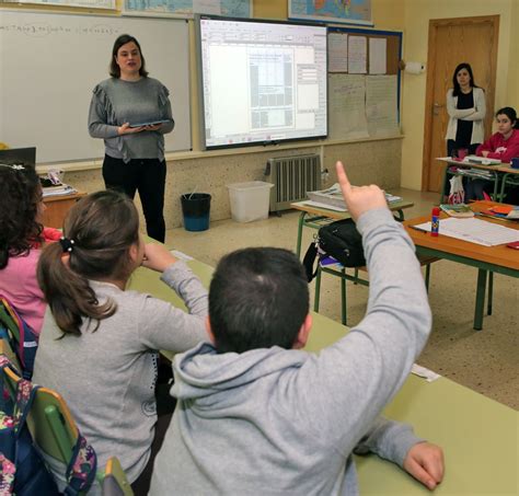 Los Escolares Del Colegio De Vilari O Se Acercan A La Prensa De La Mano