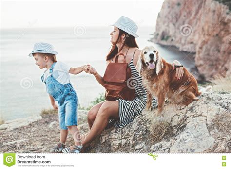 Familia Que Recorre Con El Perro Imagen De Archivo Imagen De Perro