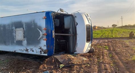 Video Vuelca camión de traslado de una empresa ensambladora en Guasave