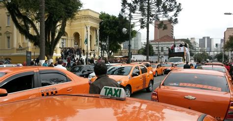 G1 Taxistas e motoristas da Uber protestam na Câmara de Curitiba