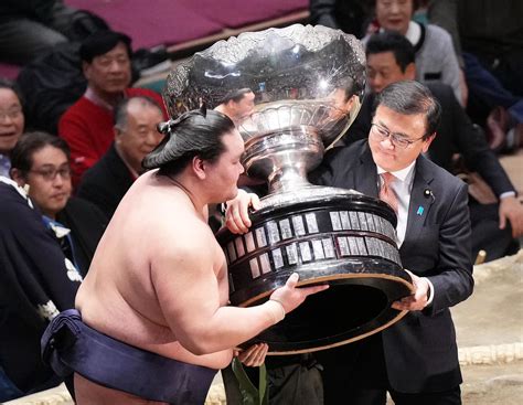 復活優勝を果たした横綱照ノ富士「心だけは折れないように日々頑張ってきたのが良かった」 大相撲写真ニュース 日刊スポーツ