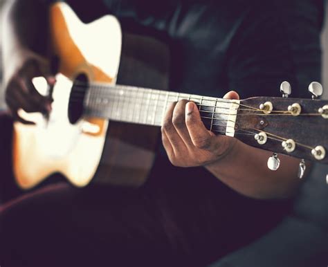 Hombre Tocando Una Guitarra Ac Stica Solo Foto Premium