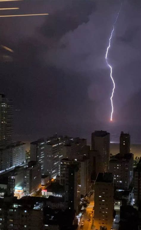 Chuva Forte Vento E Raios Atinge A Baixada Santista E Deixa Ruas