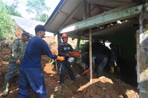 Longsor Di Cisarua Bogor Sebabkan Satu Rumah Rusak Rasioo Id