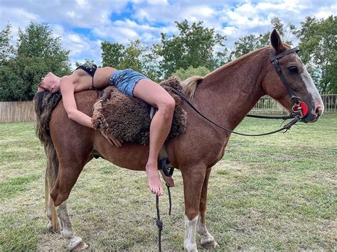 Sofía Jujuy Jiménez Compartió Una Sesión De Fotos Con Un Caballo Y Le