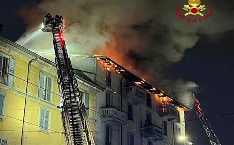 A Fuoco Il Tetto Di Un Palazzo A Milano Evacuato L Edificio Sky Tg