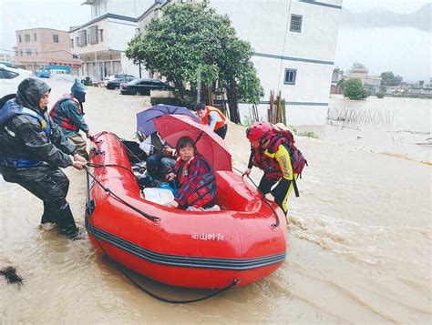 闻“汛”而动！多地公安全力应对暴雨天气群众路面清远市