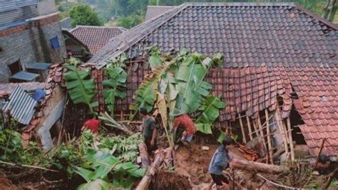 Diterjang Longsor Penghuni Rumah Di Cianjur Berhamburan BPBD Catat