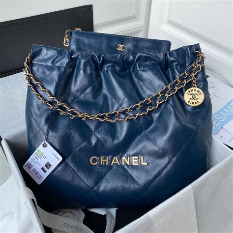 Chanel 22 Handbag As3261 Shiny Calfskin Gold Tone Metal Navy Blue