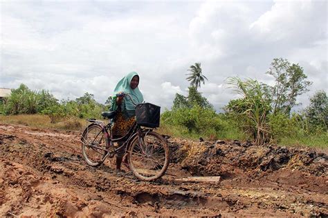 Akses Jalan Poros Dumai Rokan Hilir Rusak Parah Warga Kesulitan