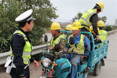 湛江开发区交警查获一辆无牌三轮摩托车竟搭载8人 陈某某 巡逻 路面