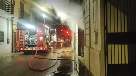 Scoppia Un Incendio Allinterno Di Un Magazzino Momenti Di Paura In