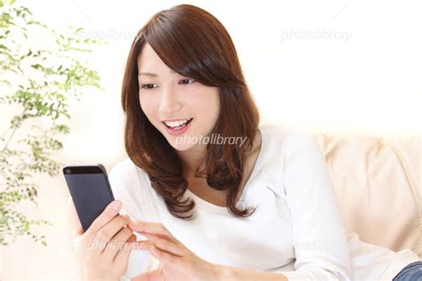 スマートフォンで話す若い女性 待ち合わせ手を振る 写真素材 [ 3979658 ] フォトライブラリー Photolibrary