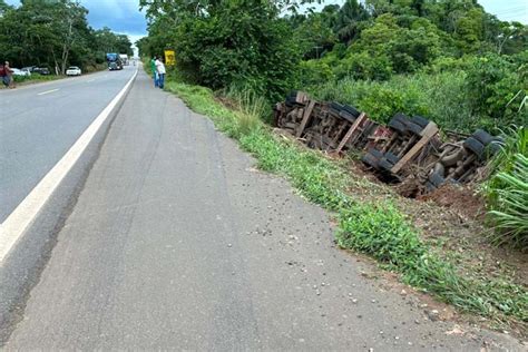 Motorista faz manobra para evitar colisão frontal e carreta tomba na BR