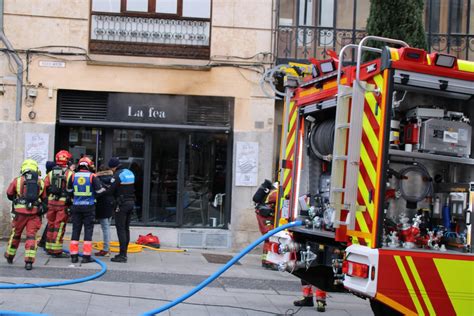 Galer A El Humo Saliente De Un Restaurante En La Plaza Del Mercado