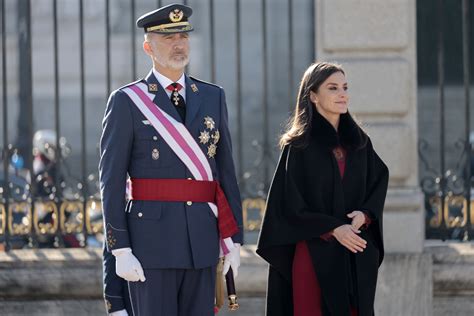 La Reina Letizia Espl Ndida Con Un Vestido Encaje Y Transparencias