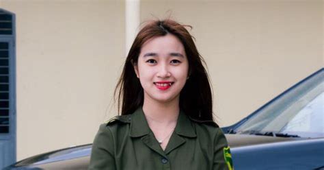 Nữ công an viên Đà Nẵng bất ngờ nổi tiếng vì xinh xắn và cười duyên như hot girl