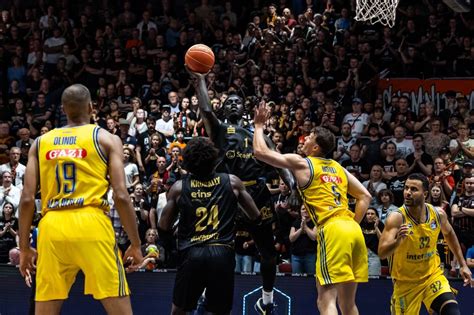 Niners Chemnitz Mit Unglaublichem Comeback Gegen Alba Berlin