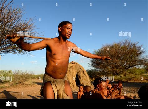 Naro San Bushman Con La Familia Realizan La Danza Tradicional El