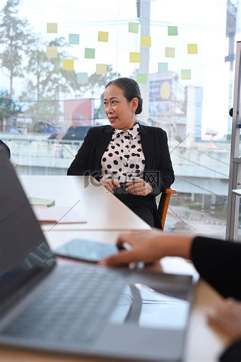 经验丰富的成熟女性业务团队领导在会议上与不同的执行经理谈判增长业务计划高清摄影大图 千库网