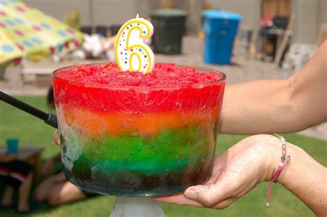 Real Parties: The Perfect Rainbow Pool Party | Tikkido.com