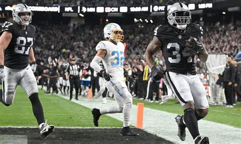 Raiders Enter Half Up 42 0 Over Chargers On TNF Tie For Second