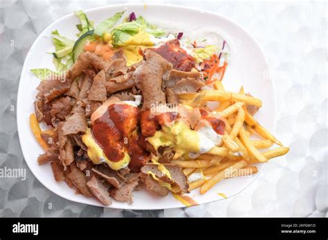 Doner Kebab En Un Plato Con Patatas Fritas Ensalada Y Varias Salsas